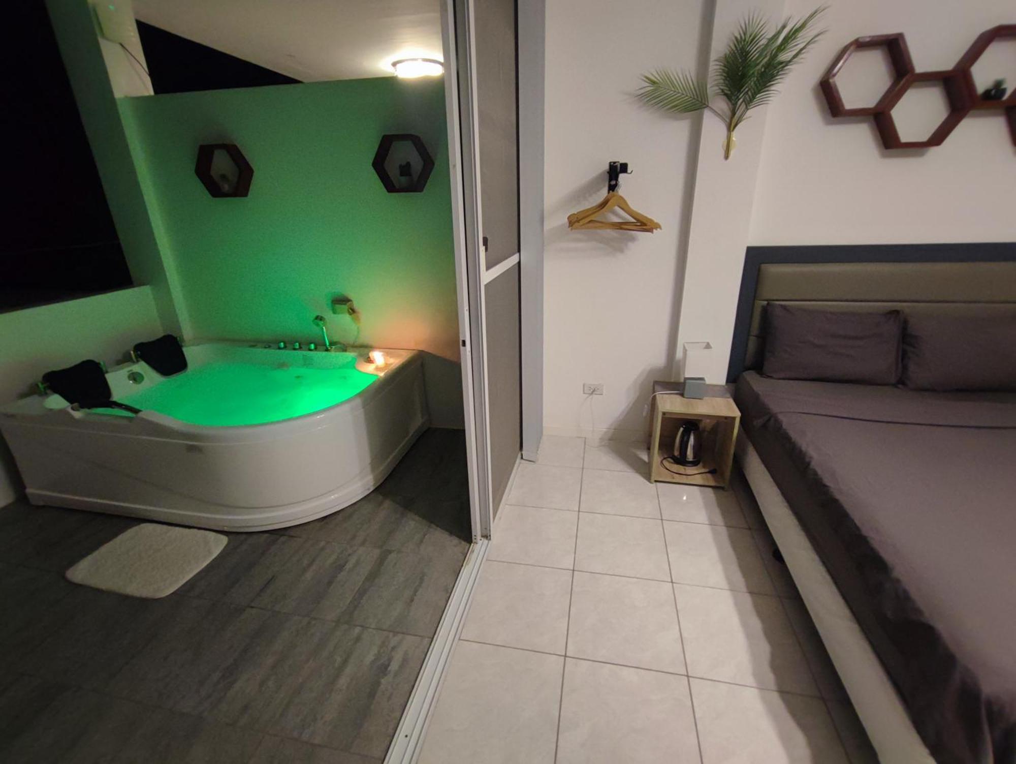 Bonsai Jacuzzi Suites Panglao Exteriér fotografie