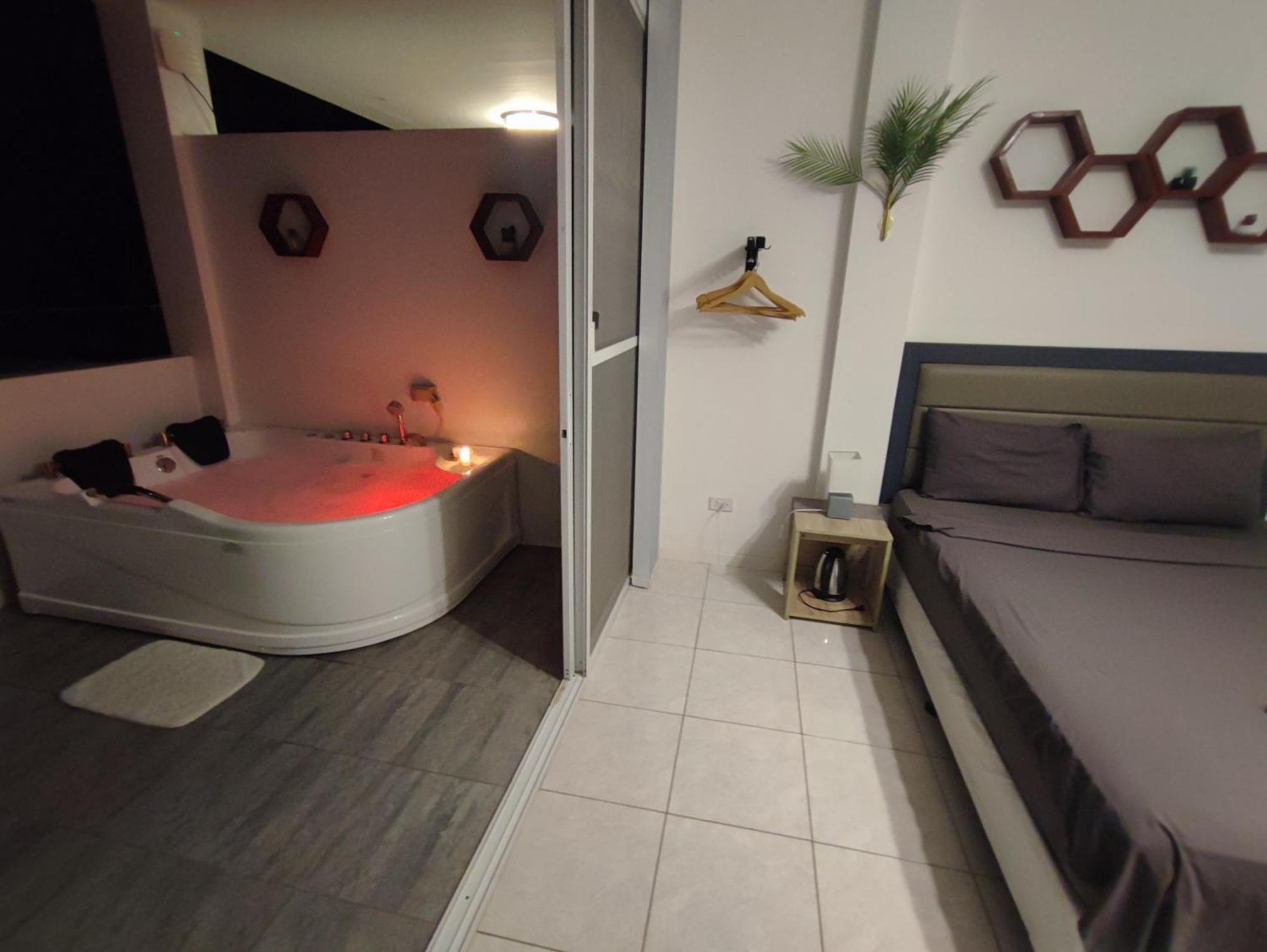 Bonsai Jacuzzi Suites Panglao Exteriér fotografie